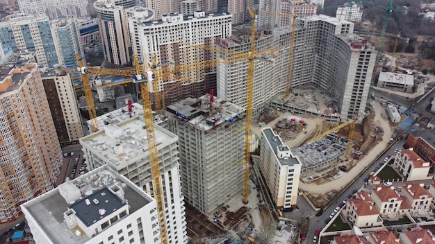 Vista superior aérea do canteiro de obras e do equipamento de construção ocupado