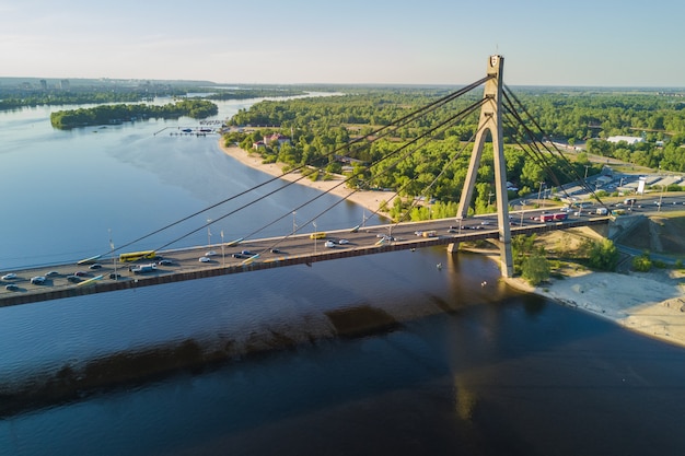 Vista superior aérea do rio Dnieper e ponte Moskovskiy na cidade de Kiev, Ucrânia