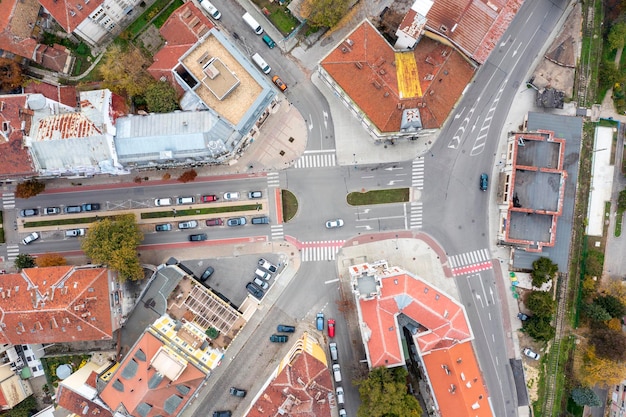 Vista superior aérea desde drones hasta cruces urbanos y casas