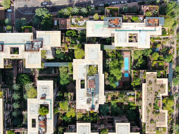 Vista superior aérea del edificio moderno en la ciudad del desierto de Scottsdale en Arizona