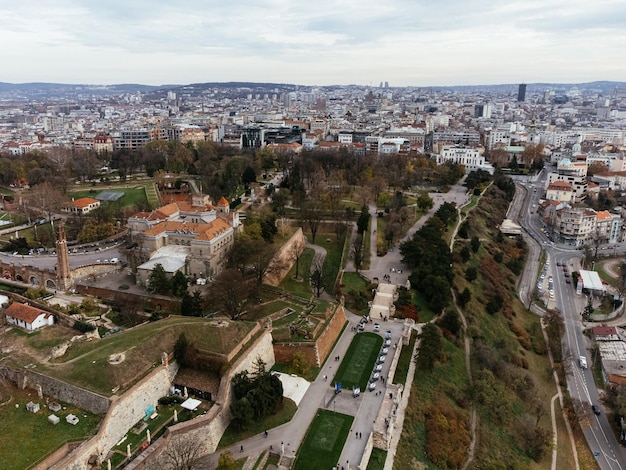 Vista superior aérea de la fortaleza de Kalemegdan en Belgrado Foto de verano de drone Serbia