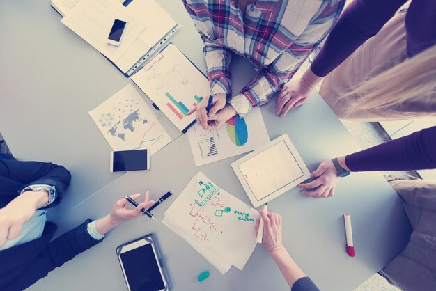 vista superior aérea del grupo de personas de negocios con lluvia de ideas sobre reuniones y empresarios que presentan ideas y proyectos en computadoras portátiles y tabletas