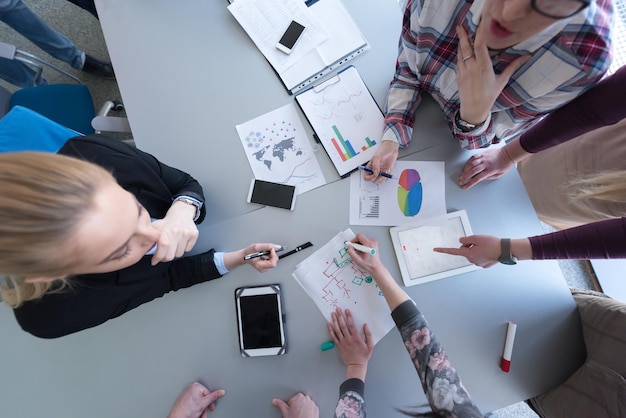 vista superior aérea del grupo de personas de negocios con lluvia de ideas sobre reuniones y empresarios que presentan ideas y proyectos en computadoras portátiles y tabletas