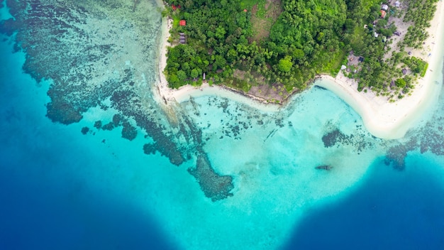 Foto vista superior aérea de la hermosa costa tropical en la isla darocotan filipinas conceptos de viaje fotografía de fondo