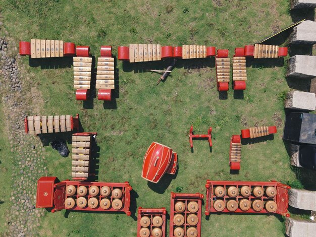 Foto vista superior aérea de los instrumentos musicales tradicionales javaneses y balineses de gamelan