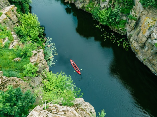 Vista superior aérea del kayak en el cañón, viajes, actividades de verano en el río.