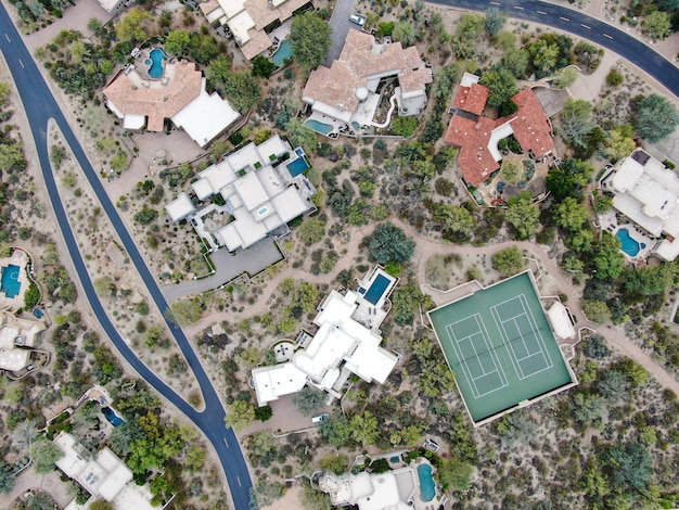 Vista superior aérea de lujosas casas con piscina y cancha de tenis en Scottsdale Phoenix Arizona