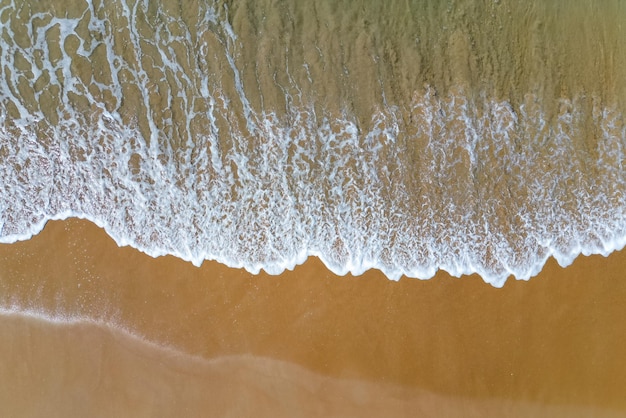 Vista superior aérea en el mar de la playa tropical bajo la luz del sol Vista de drones en Goa India