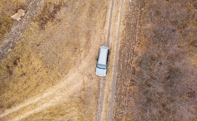 Vista superior aérea o el coche en la carretera o carretera en campo en un día lluvioso