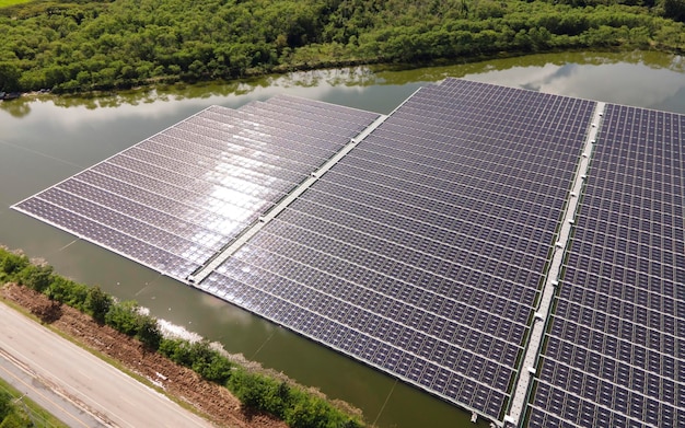 Vista superior aérea de paneles de energía solar flotando en el agua en el lago, energía renovable alternativa re