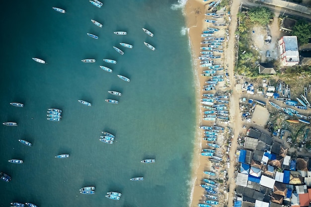 Vista superior aérea del puerto pesquero con muchos barcos de pescadores tradicionales en kerala, india