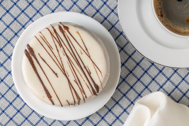 Vista superior del alfajor de chocolate blanco dulce típico en Argentina con una taza de café