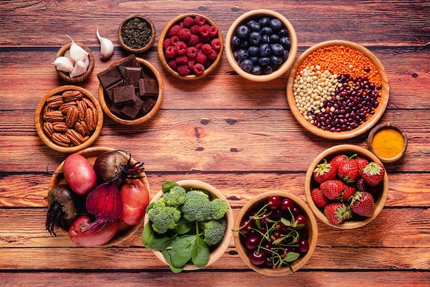 Vista superior de alimentos saludables ricos en antioxidantes