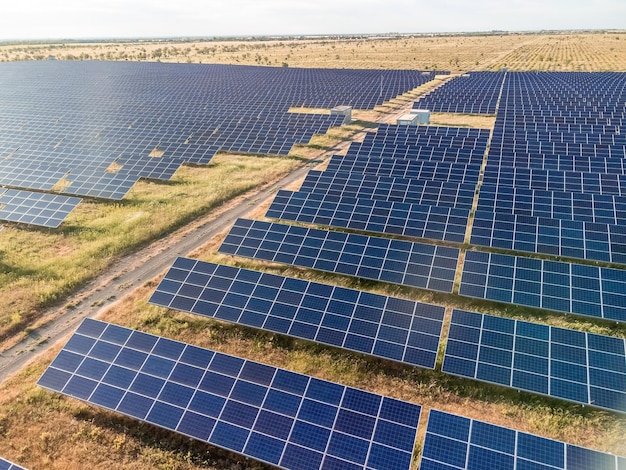 Vista superior de la antena de una planta de energía de paneles solares paneles solares fotovoltaicos al amanecer y al atardecer en