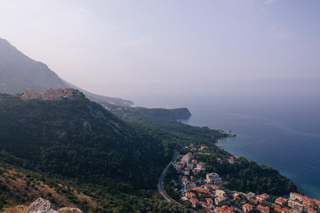 Foto vista superior de la antigua ciudad de kotor y la bahía de kotor montenegro montañas de los balcanes naturaleza