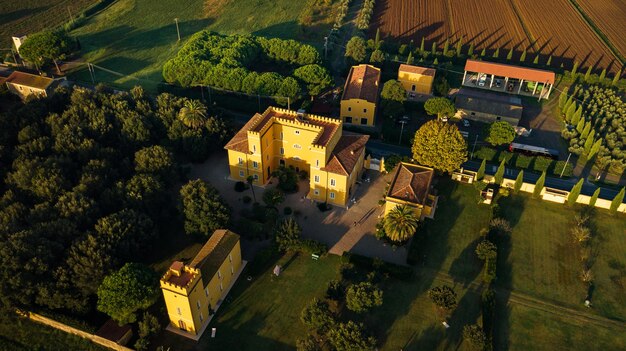 Vista superior de una antigua villa amarilla en la región toscana