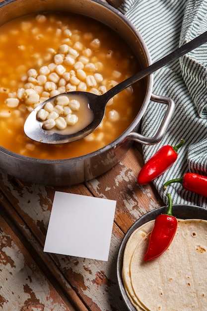 Foto vista superior del apetitoso tazón de pozole