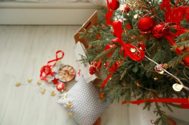 Foto vista superior del árbol de navidad festivo con dulces regalos debajo del árbol