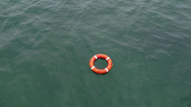 Vista superior del aro salvavidas en el mar Anillo de vida flotando en un mar