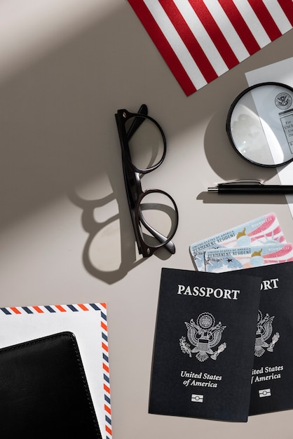 Foto vista superior del arreglo de pasaportes y tarjetas verdes