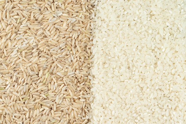 Foto vista superior de arroz crudo blanco y marrón