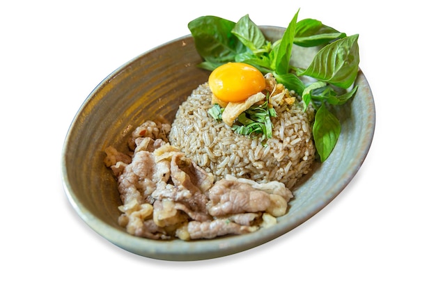 Vista superior de arroz frito con carne de res con huevo fresco y enfoque selectivo de albahaca verde