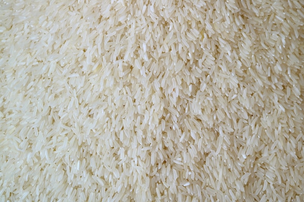 Vista superior del arroz tailandés blanco crudo del jazmín para el fondo