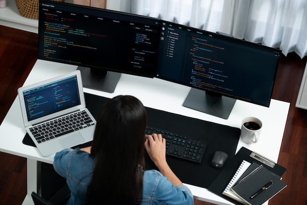 Vista superior asiática que crea con el teclado de información en línea en la estrategia de la PC