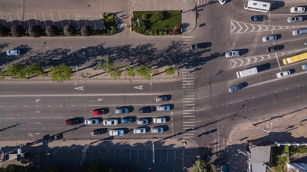 Vista superior del atasco de tráfico de la calle de la ciudad concurrida de la autopista