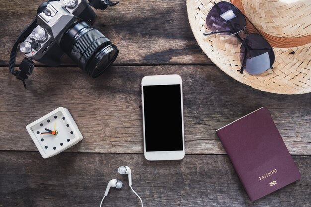 Foto vista superior de los atuendos casuales de los viajeros, artículos de vacaciones esenciales del viajero.