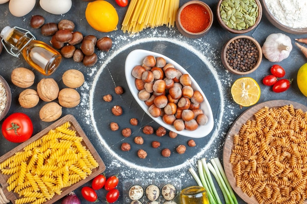 Vista superior avelãs frescas com nozes ovos massas e temperos em fundo escuro noz comida refeição pimenta fruta foto cor