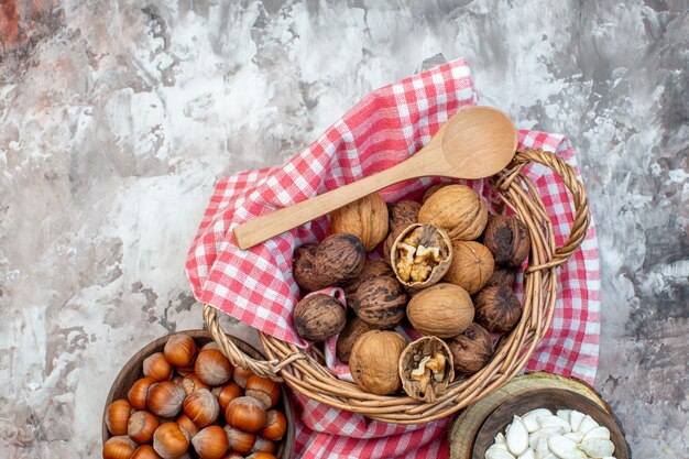 Vista superior de avellanas frescas con nueces sobre fondo blanco nuez maní cips planta cocina fotos alimentos