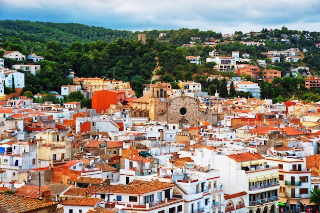 Vista superior de la azotea de Tossa de Mar en la Costa Brava, cerca del mar Mediterráneo en España.