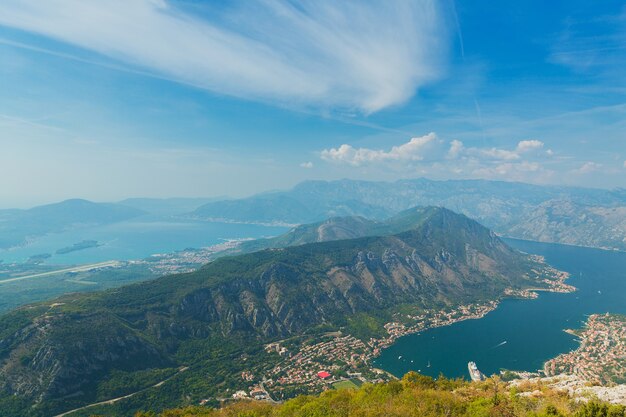 Vista superior de la bahía de Kotor, Montenegro. Colorido paisaje con barcos y yates en marina bay, mar, montañas, cielo azul