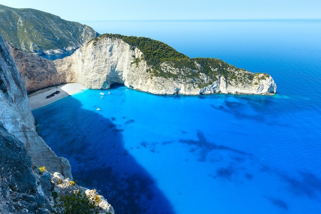 Vista superior de la bahía de Navagio. Vista de la costa de verano Grecia, Zakynthos, Mar Jónico.