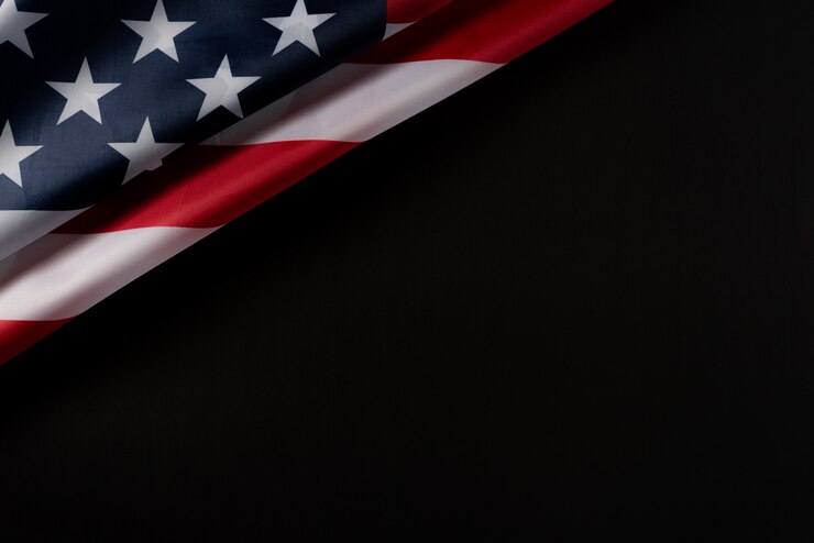 Vista superior de la bandera americana sobre fondo oscuro