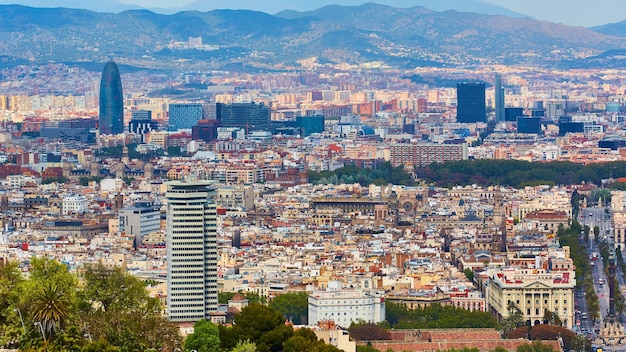 Vista superior de Barcelona desde la colina de Montjuic en un día nublado Cataluña