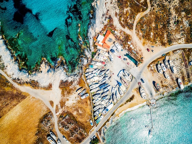 Vista superior de barcos en la orilla Paros Grecia