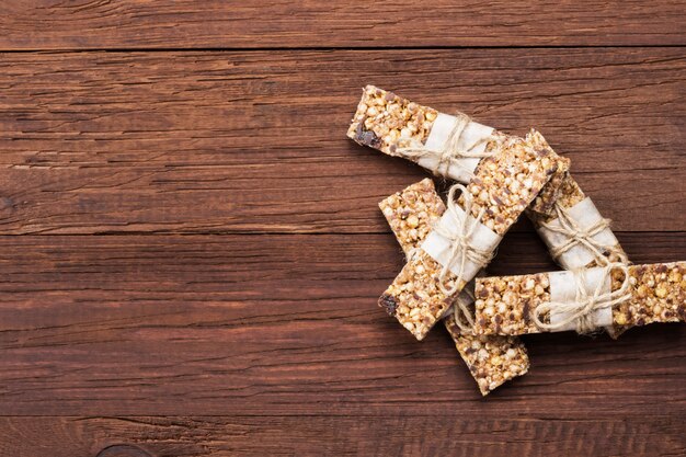 Vista superior de barras de cereal con diferentes nueces y muesli