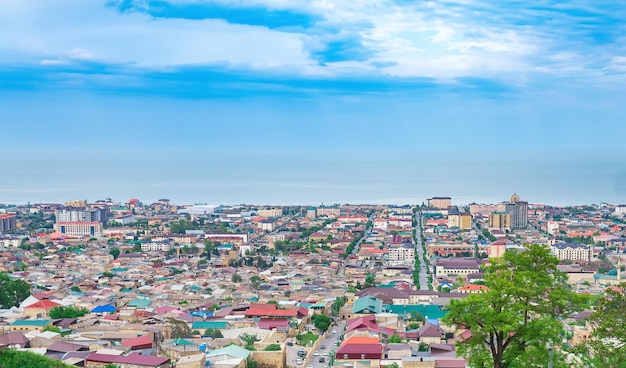 Vista superior de los barrios históricos magals y el Mar Caspio en la distancia desde la muralla de la ciudadela hasta la ciudad de Derbent