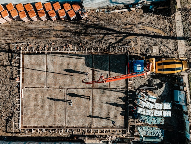 Vista superior de la base de hormigonado del vehículo de hormigonado en un sitio de construcción