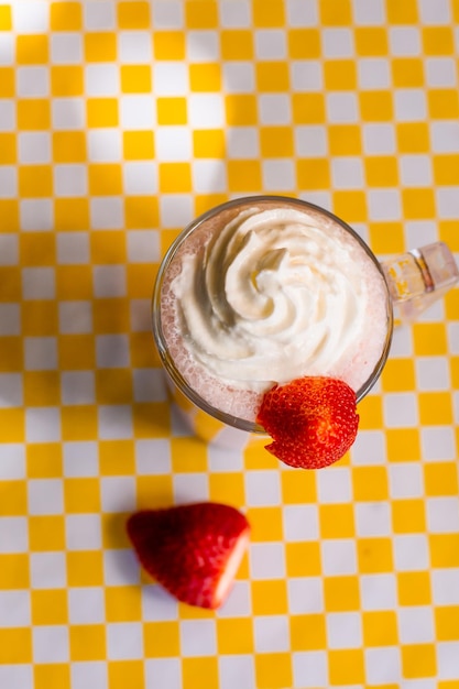 Vista superior de un batido de fresa con crema batida