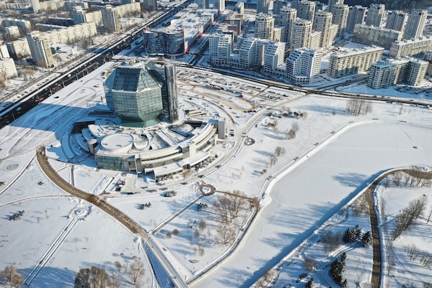 Vista superior de la Biblioteca Nacional de Minsk en invierno.