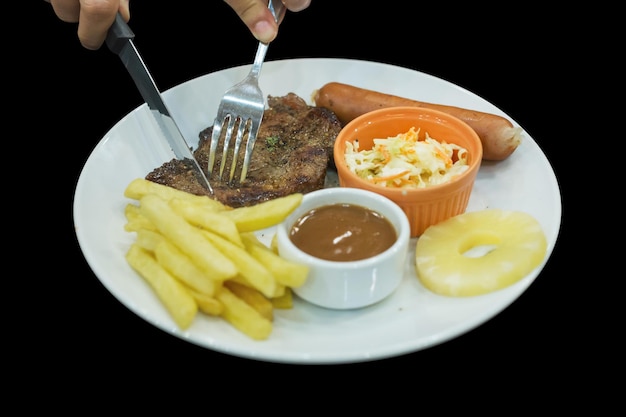 Vista superior de bistec con salchicha de cerdo Kurobuta, ensalada de col, frito francés y enfoque selectivo de piña