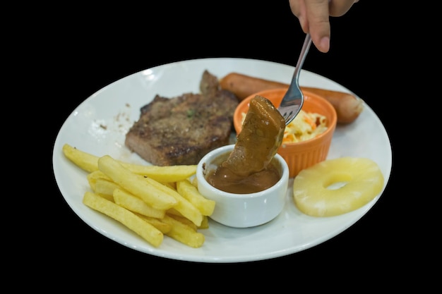 Foto vista superior de bistec con salchicha de cerdo kurobuta, ensalada de col, frito francés y enfoque selectivo de piña