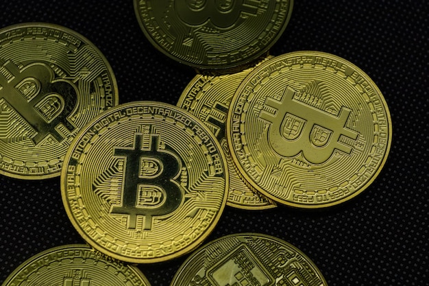 Vista superior de bitcoin en un fondo oscuro