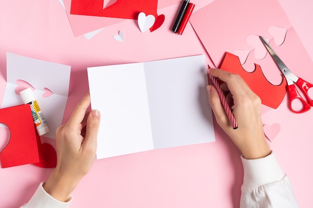 Vista superior del blanco hecho a mano, simulacro de tarjeta de felicitación de San Valentín de papel