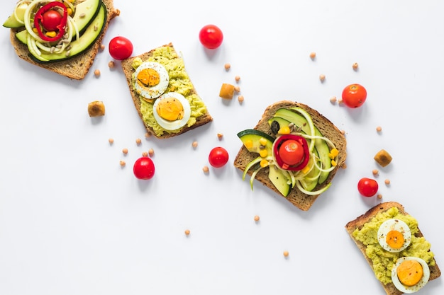 Foto vista superior de un bocadillo saludable con huevo cocido y aguacate en rodajas