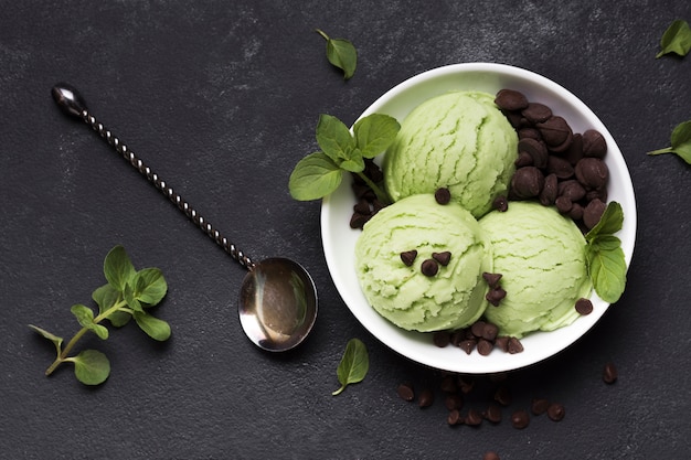 Foto vista superior bolas de helado en un tazón