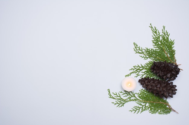 Vista superior de bonito regalo de Navidad envuelto en papel de regalo blanco, decoraciones de árbol de Navidad en